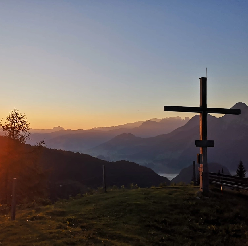 Abtenauer Bergpanorama mit Gipfelkreuz im Sonnenuntergang